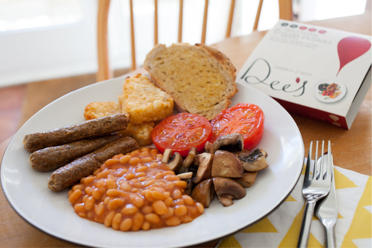 Full vegan breakfast with sausages, hash browns, tomatoes, toast, beans and mushrooms.