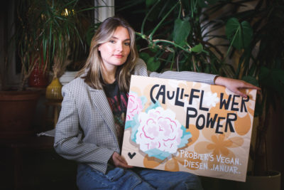 Veganuary-Unterstützerin Marie von den Benken mit Kampagnenmotiv