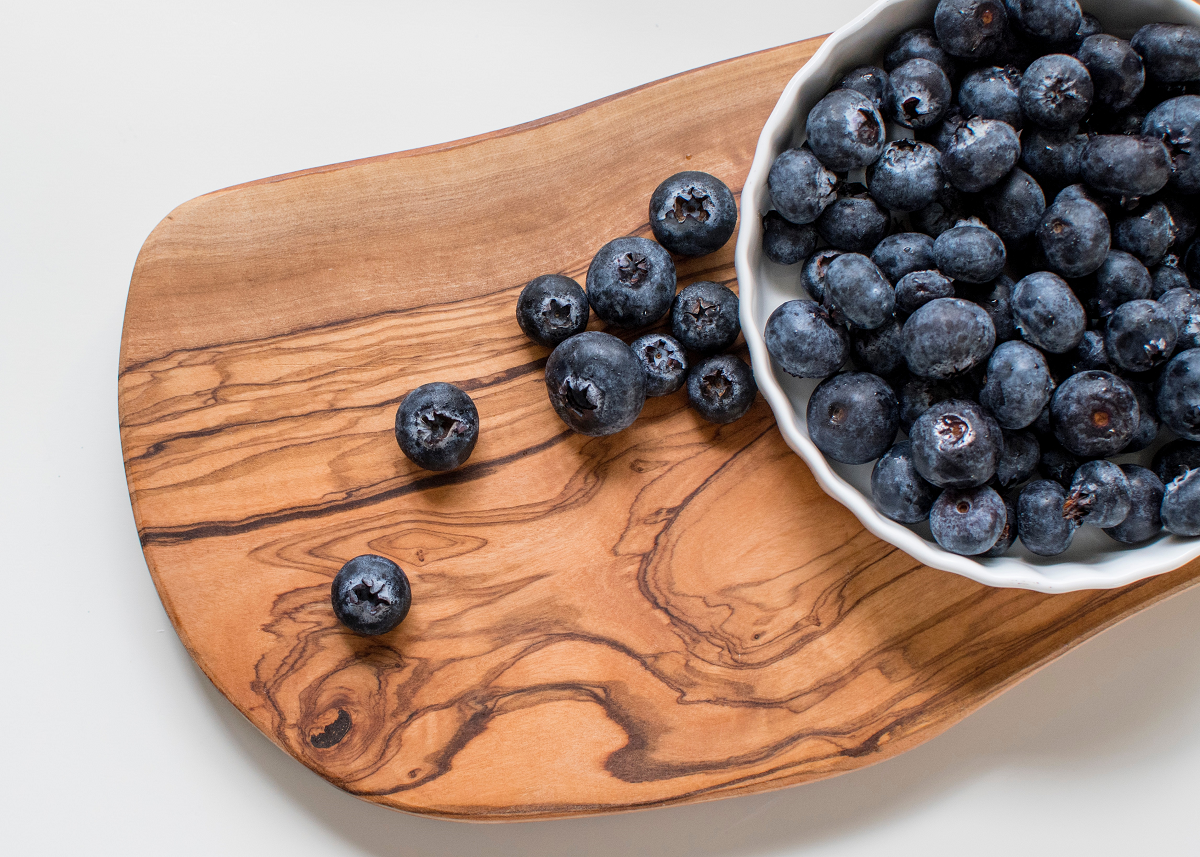 A bowl of fresh blueberries